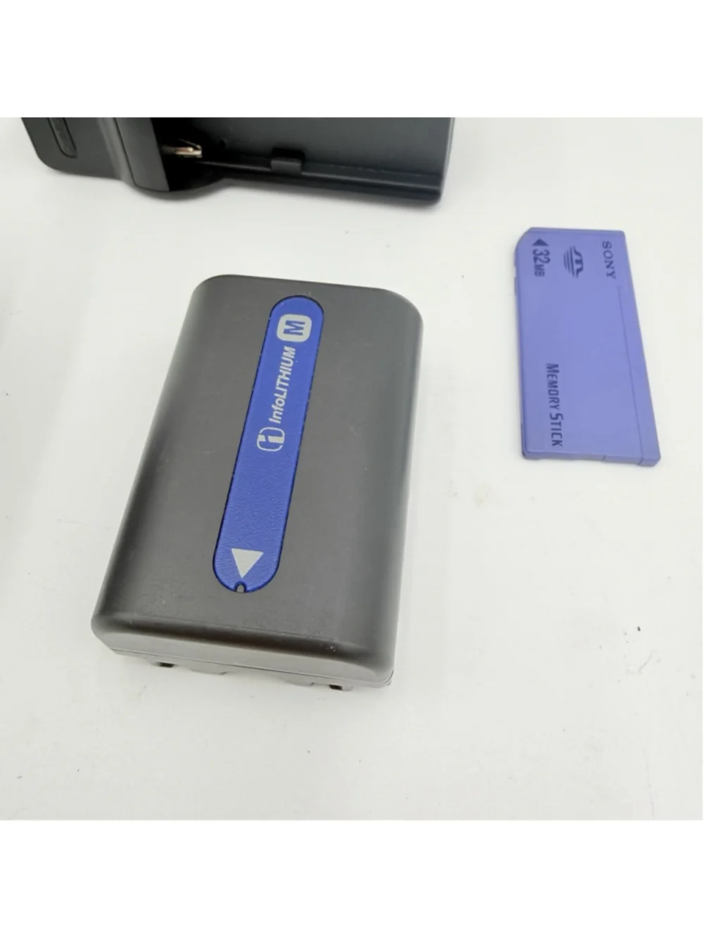 Sony Cyber-shot DSC-S30 DIGITAL CAMERA Bundle TESTED Memory Stick 1.3MP